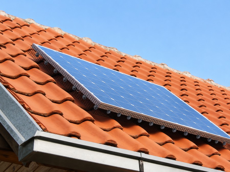 Rede anti-pombos instalada à volta de painéis solares num telhado vermelho de telha